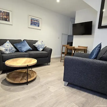 Appartement & Stylish, Two Bed, Two Bath *