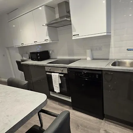 & Stylish, Two Bed, Two Bath Apartamento *